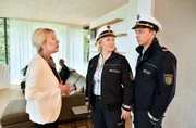 Marianne Genzgen (Barbara Magdalena Ahren, l.) sieht ungern die Ermittler Nele (Floriane Daniel, M.) und Pirmin (Simon Werdelis, r.) auf ihrem Charity-Empfang. Marianne Genzgen (Barbara Magdalena Ahren, l.) sieht ungern die Ermittler Nele (Floriane Daniel, M.) und Pirmin (Simon Werdelis, r.) auf ihrem Charity-Empfang.