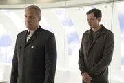 Der Leiter des Amts David (Jeff Daniels, l.) bittet Tris den B&uuml;rgerkrieg in Chicago zu beenden. Doch er verbirgt ein dunkles Geheimnis, das weitreichende Folgen haben k&ouml;nnte. Matthew (Bill Skarsg&aring;rd, r.) beobachtet das Geschehen.