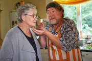Wie in Thailand: Willi (Armin Rohde) kocht Curry für Anna (Katerina Jacob). Wie in Thailand: Willi (Armin Rohde) kocht Curry für Anna (Katerina Jacob).