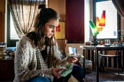 Ella Oswald (Luise Grossmann) ist &uuml;berrascht, als sie mehrere B&uuml;ndel mit Geldscheinen in der Wohnung ihres Freundes findet.