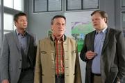 Die Cops Hansen (Igor Jeftic, l.) und Hartl (Michael A. Grimm, r.) wissen, dass Bauer Obermoser (Johann Schuler, M.) vom Opfer erpresst wurde.