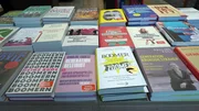 B&uuml;chertisch mit Generationensachb&uuml;chern und Generationenratgebern.