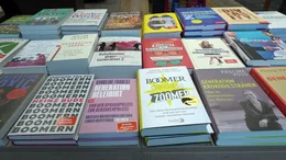 B&uuml;chertisch mit Generationensachb&uuml;chern und Generationenratgebern.