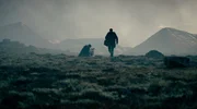 Ingvar (r, Hilmir Snaer Guonason) und Mar&iacute;a (Noomi Rapace) finden das Mutterschaf, die die Kreatur &bdquo;Ada&ldquo; bei sich hat.