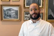 Schicht um Schicht enth&uuml;llt K&uuml;chenchef Francisco Passos das Geheimnis der Francesinha, eines vom franz&ouml;sischen Croque Monsieur inspirierten portugiesischen Sandwichs.