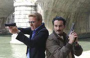 Kommissar Lorenzo Fabbri (Kaspar Capparoni, li.) und Inspektor Giandomenico Morini (Fabio Ferri, re.) stellen eine mutma&szlig;liche Doppelm&ouml;rderin.