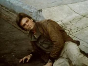 MacGyver (Richard Dean Anderson) wei&szlig; unter dem Einfluss einer Droge nicht mehr genau, wer er ist.