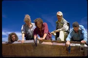 Perfection ist ein Ort in der W&uuml;ste Nevadas. Auf einem Nest urzeitlicher Riesenw&uuml;rmer gelegen, versuchen sich die Bewohner des Ortes zu retten (v.l.n.r.: Finn Carter, Reba McEntire, Kevin Bacon, Michael Gross, Fred Ward).