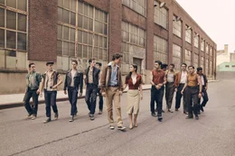 (v.l.n.r.): Anybodys (Ezra Menas), Mouthpiece (Ben Cook), Action (Sean Harrison Jones), Riff (Mike Faist), Baby John (Patrick Higgins), Tony (Ansel Elgort), Maria (Rachel Zegler), Bernardo (David Alvarez), Quique (Julius Anthony Rubio), Chago (Ricardo Zayas), Chino (Josh Andr&eacute;s Rivera), Braulio (Sebastian Serra), Pipo (Carlos S&aacute;nchez Fal&uacute;).