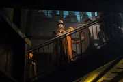 Charlotte Ritter (Liv Lisa Fries) bei einer Beschattung am Bahnhof Friedrichstra&szlig;e.