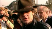 Das Jahr 1983 &ndash; Udo Lindenberg tritt im Ost-Berliner Palast der Republik auf, in beiden Teilen der Stadt demonstrieren tausende Menschen f&uuml;r Abr&uuml;stung. Mit Aerobic und Popgymnastik erfasst die Fitness-Welle West und Ost. Eine Berlin-Chronik der Superlative: 40 Folgen, von 1961, dem Jahr des Mauerbaus, bis zum neuen Jahrtausend 1999, zehn Jahre nach dem Mauerfall. Foto: Udo Lindenberg auf dem Weg nach Ost-Berlin am Grenz&uuml;bergang Invalidenstrasse.