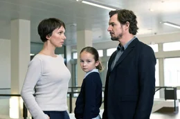 Im erbitterten Streit zwischen ihren Eltern Julia (Julia Koschitz) und Tom (Felix Klare) ist Anni (Lisa Marie Trense) zwischen die Fronten geraten.
