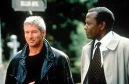 Der inhaftierte Terrorist Declan Mulqueen (Richard Gere, l.) ist der einzige der dem FBI-Agenten Preston (Sidney Poitier) helfen kann.