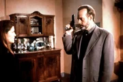 Der Psychiater Dr. Reed (Dwight Schultz, r.) bedroht seine Patientin Barbara (Kimberlin A. Brown, l.), die entdeckt hat, dass er seine Frau umgebracht hat.