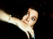 In Gefahr: Jennifer (Stefanie Powers, r.) ...