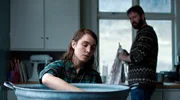 Mar&iacute;a (Noomi Rapace) trauert um ihren toten Mann.