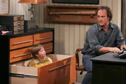 Neue Folgen, Staffel VI: Jim hat immer Recht! "Kyle boxt sich durch". Im Bild: Conner Rayburn (Kyle, li.), Jim Belushi (Jim).
