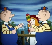 Alice beobachtet erschrocken den Streit der benachbarten Zwillinge. Die Beiden haben eine heftige Auseinandersezung &uuml;ber eine zerbrochene Rassel.