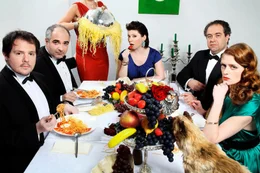 Stefan (Michael Niavarani, 2.v.l.), Susi (Claudia Rohnefeld, m.), Robert (Bernhard Murg, 2.v.r.), Jaqueline (Alexandra Schmid, r.)