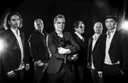 Die Band "Brings" mit Stephan Brings (l) und Peter Brings (r) und Dirk Kaftan (3.v.l.), Generalmusikdirektor des Beethoven Orchesters Bonn.