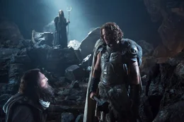 In der Unterwelt erkennt Zeus (Liam Neeson, l.) den an ihm begangenen Verrat durch seine S&ouml;hne Ares (&Eacute;dgar Ram&iacute;rez, r.) und Hades (Ralph Fiennes)