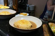 Die traditionsreiche Francesinha besteht aus Toastbrot, mehreren Fleischsorten sowie geschmolzenem K&auml;se und wird mit brauner So&szlig;e serviert.