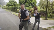 Bei der Verfolgungsjagd auf den Brandstifter entgeht dieser dem Hawaii Five-0 Team (Scott Caan, l. u. Alex O'Loughlin, r.) nur knapp. Doch der Fluchtwagen hat einen GPS-Tracking-Sensor ... Bei der Verfolgungsjagd auf den Brandstifter entgeht dieser dem Hawaii Five-0 Team (Scott Caan, l. u. Alex O'Loughlin, r.) nur knapp. Doch der Fluchtwagen hat einen GPS-Tracking-Sensor ...