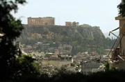 In seinem Roman zwischen Krimi und immersivem Journalismus &bdquo;Athens undocumented" (2020) skizziert Makis Malafekas die griechische Metropole mit spitzer Feder.