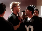 Shane (Shane Van Dyke, M.) wird von Pedro (Jullian Dulce Vida, r.) und anderen Mitgliedern der "Black and Whites" bedroht, da diese ihn f&uuml;r den M&ouml;rder ihres Anf&uuml;hrers halten.