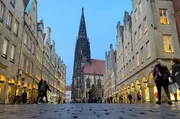 Sie sind die wichtigsten Lebensadern einer Stadt, sie sind pulsierende Orte des Zusammenkommens: Die besonderen Stra&szlig;en und Pl&auml;tze in unserem Westen. - Der Prinzipalmarkt in M&uuml;nster hat eine jahrhundertalte, spannende Geschichte zu erz&auml;hlen.