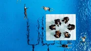 Erik Satie ist der Erfinder der &bdquo;Musique d&rsquo;ameublement&ldquo;: Interpreten werden zu &bdquo;musikalischen M&ouml;beln&ldquo; in Schwimmb&auml;dern oder anderswo.