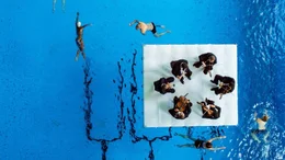 Erik Satie ist der Erfinder der &bdquo;Musique d&rsquo;ameublement&ldquo;: Interpreten werden zu &bdquo;musikalischen M&ouml;beln&ldquo; in Schwimmb&auml;dern oder anderswo.