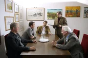 "Der Winzerkönig", "Wohin und zurück." Paul ist und bleibt verschwunden. Zu allem Übel hat er kurz vor seinem Abtauchen jene Weingärten, die er von seiner Mutter geerbt hat, an Georg Plattner verpachtet. Inklusive rechtsgültigem Vorvertrag! Paul ist auf der Flucht vor seinen Schuldgefühlen in München gelandet. Dort lernt er die selbstbewusste und sympathische Kerstin kennen. Diese erkennt Pauls Probleme und nimmt heimlich mit Thomas Kontakt auf. Thomas und Blasius fahren nach München, um Paul zurückzuholen, was nicht ohne Eklat abgeht. Wieder zuhause wird Claudias Testament eröffnet. Es beinhaltet eine Klausel, die den Vorvertrag zwischen Georg und Paul zunichte macht. Im Bild (v.li.): Harald Krassnitzer (Thomas Stickler), Achim Schelhas (Paul Stickler), Stefan Fleming (Georg Plattner), Max Herbrechter (Andreas Koblenz), Wolfgang Hübsch (Gottfried Schnell). "Der Winzerkönig", "Wohin und zurück." Paul ist und bleibt verschwunden. Zu allem Übel hat er kurz vor seinem Abtauchen jene Weingärten, die er von seiner Mutter geerbt hat, an Georg Plattner verpachtet. Inklusive rechtsgültigem Vorvertrag! Paul ist auf der Flucht vor seinen Schuldgefühlen in München gelandet. Dort lernt er die selbstbewusste und sympathische Kerstin kennen. Diese erkennt Pauls Probleme und nimmt heimlich mit Thomas Kontakt auf. Thomas und Blasius fahren nach München, um Paul zurückzuholen, was nicht ohne Eklat abgeht. Wieder zuhause wird Claudias Testament eröffnet. Es beinhaltet eine Klausel, die den Vorvertrag zwischen Georg und Paul zunichte macht. Im Bild (v.li.): Harald Krassnitzer (Thomas Stickler), Achim Schelhas (Paul Stickler), Stefan Fleming (Georg Plattner), Max Herbrechter (Andreas Koblenz), Wolfgang Hübsch (Gottfried Schnell).