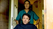 Andrea (Anne Bennent) kümmert sich um ihren schwerverletzten Bruder Jürg Dolmas (David Bennent). Andrea (Anne Bennent) kümmert sich um ihren schwerverletzten Bruder Jürg Dolmas (David Bennent).