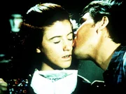 Andrew March (Sean T. Roche, r.), der neue Reverend von Waltons Mountain, gibt Elizabeth Walton (Kami Cotler, l.) einen freundschaftlichen Kuss, der ihr jedoch wesentlich mehr bedeutet ... Andrew March (Sean T. Roche, r.), der neue Reverend von Waltons Mountain, gibt Elizabeth Walton (Kami Cotler, l.) einen freundschaftlichen Kuss, der ihr jedoch wesentlich mehr bedeutet ...