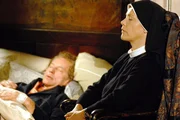 Hanna (Janina Hartwig) will ihre alte gro&szlig;e Liebe Andre (Miroslav Nemec), im Kloster pflegen.