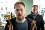 Simon Koschanowsky (Tino Mewes, l.), Mitarbeiter des "Nachbarschaftstreffs", taucht pl&ouml;tzlich am Tatort auf. Jan Maybach (Marco Girnth) kann ihn nicht daran hindern, die Ermittlungsarbeit zu st&ouml;ren.