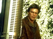 MacGyver (Richard Dean Anderson) beobachtet seine Verfolger.