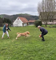 Christina Stangl und Hildegard Schweder von dem Verein &bdquo;Omas for Future&ldquo; mit Hund Oskar.