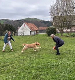 Christina Stangl und Hildegard Schweder von dem Verein &bdquo;Omas for Future&ldquo; mit Hund Oskar.