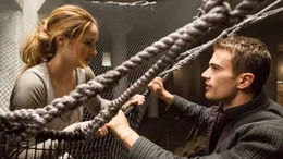 Four (Theo James) findet heraus, dass Tris (Shailene Woodley) eine "Unbestimmte" ist. Doch statt sie zu verraten, hilft er ihr dabei, f&uuml;r die Abschlusspr&uuml;fung zu trainieren.