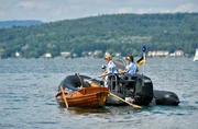 Nele (Floriane Daniel, l.) und Julia (Wendy Güntensperger, r.) inspizieren ein Ruderboot, das unbemannt auf dem Bodensee treibt und finden eine Leiche. Nele (Floriane Daniel, l.) und Julia (Wendy Güntensperger, r.) inspizieren ein Ruderboot, das unbemannt auf dem Bodensee treibt und finden eine Leiche.