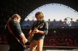 L-R: Gitarrist (Lukas Nelson), Jackson Maine (Bradley Cooper).
