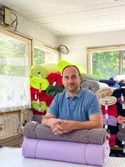 Adnan Beslagic, GF Textil M&uuml;ller beim Bepreisen der eingekauften Stoffe.