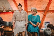 v.l.n.r.: Elsbeth Gscheidle (Birgit Pfeiffer) muss sich im Wartezimmer mit einer nervigen Patientin (Marcus Neuweiler) herumärgern. v.l.n.r.: Elsbeth Gscheidle (Birgit Pfeiffer) muss sich im Wartezimmer mit einer nervigen Patientin (Marcus Neuweiler) herumärgern.