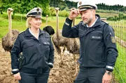 Ermittlungen auf der Straußenfarm: Nele (Floriane Daniel, l.) und Andreas Rambach (Ole Puppe, r.). Ermittlungen auf der Straußenfarm: Nele (Floriane Daniel, l.) und Andreas Rambach (Ole Puppe, r.).
