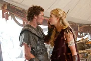 Perseus (Sam Worthington) und Andromeda (Rosamund Pike) k&auml;mpfen Seite an Seite.