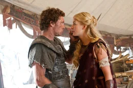 Perseus (Sam Worthington) und Andromeda (Rosamund Pike) k&auml;mpfen Seite an Seite.