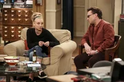 Sind fassungslos, als sie von Rajs finanzieller Abh&auml;ngigkeit erfahren: Das Nerd-P&auml;rchen Penny (Kaley Cuoco, l.) und Leonard (Johnny Galecki, r.).