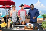 Beim Kochkurs von Nelson M&uuml;ller (Nelson M&uuml;ller, r.) kommen sich Sophia Blum (Anna-Lena Schwing, l.) und Cedric Rust (Rojan Juan Barani, M.) n&auml;her.